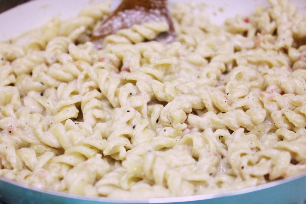 CREAMY FUSILLI PASTA WITH TOMATOES AND BASIL SAUCE